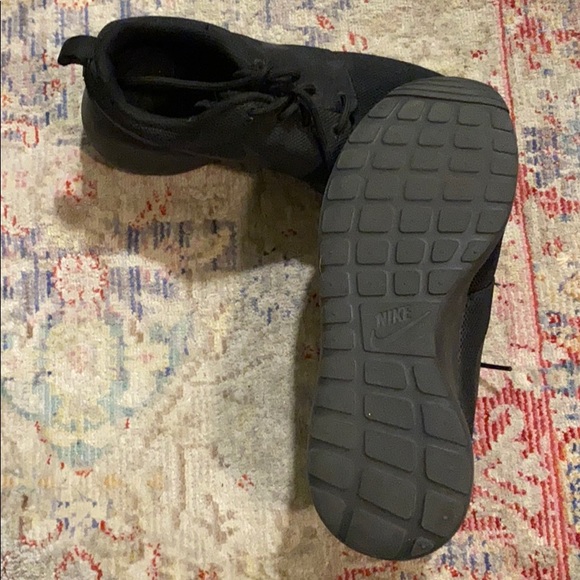 Women’s Nike Roshe. Worn twice. Size 7.5. - Picture 2 of 2